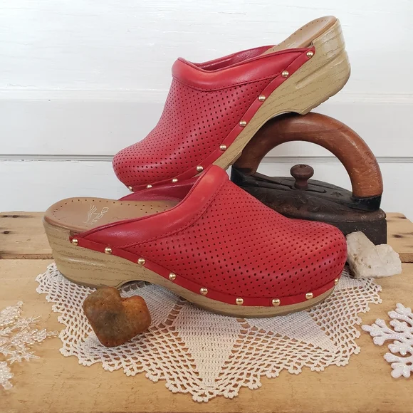 ⚘AvaiLable⚘inQuire!⚘RED Dansko Pro Sonja Perforated Honey Clogs Brass Studs Boho - Picture 13 of 13